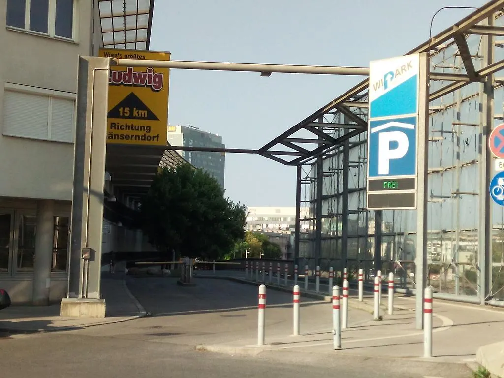 Apartment Paradies - U1 Station Altes Landgut Vienna Austria
